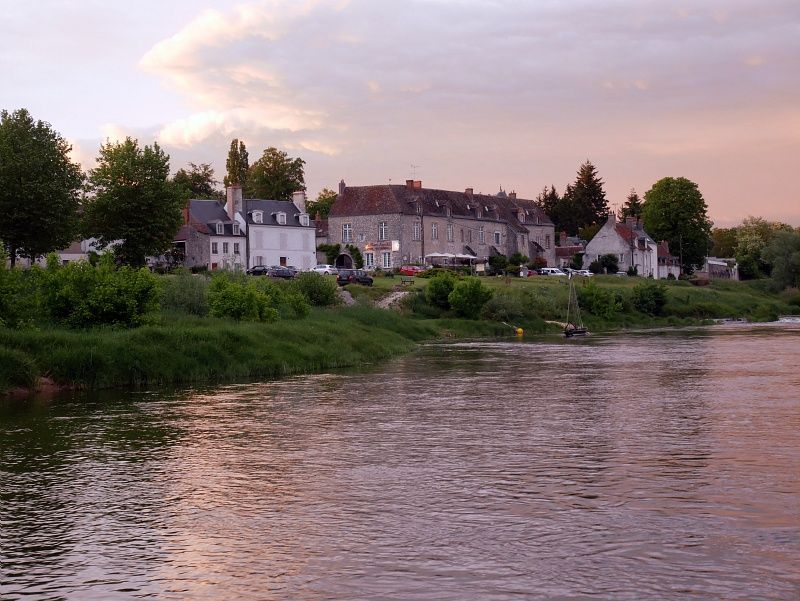 Vue sur le village de Meung-sur-Loire depuis la Loire