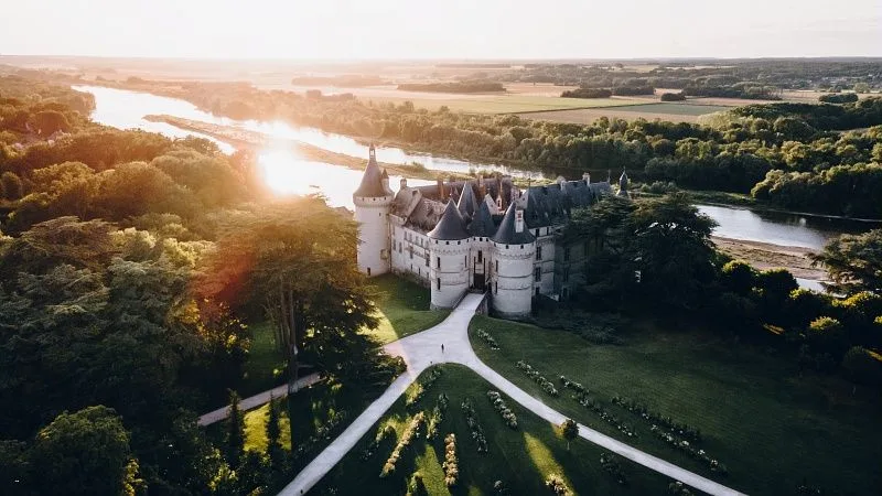 vue aérienne du château à la tombée de la nuit