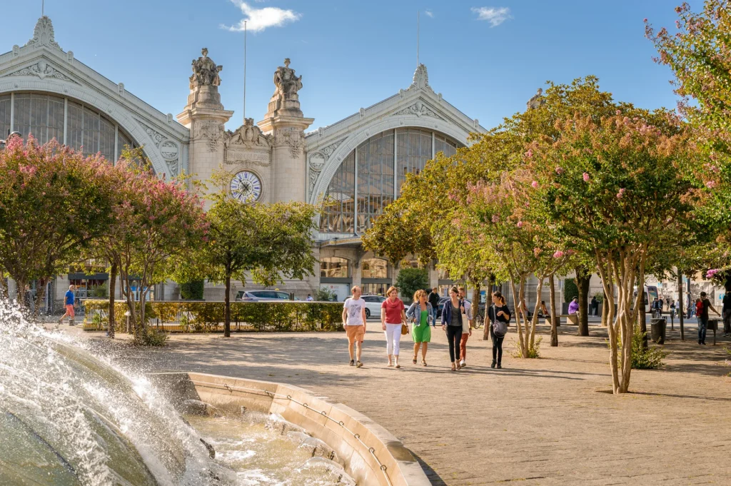 Groupe d'amis sortant de la gare de Tours