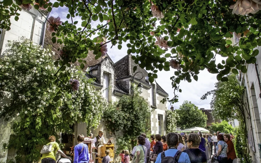 Animation dans une rue de Chédigny à l'occasion du Festival des Roses