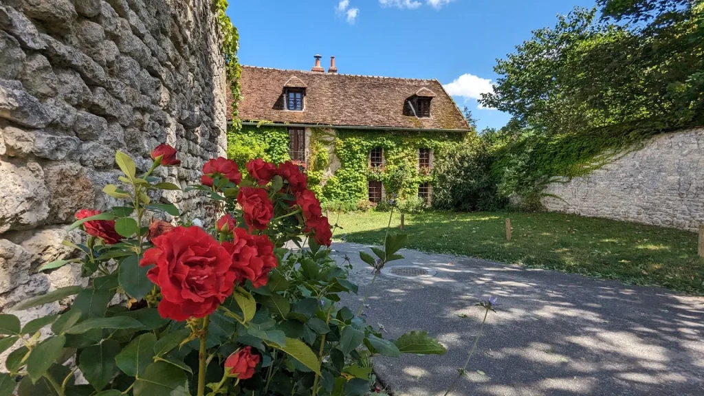 Maison dans le village de Yèvre-le-Châtel