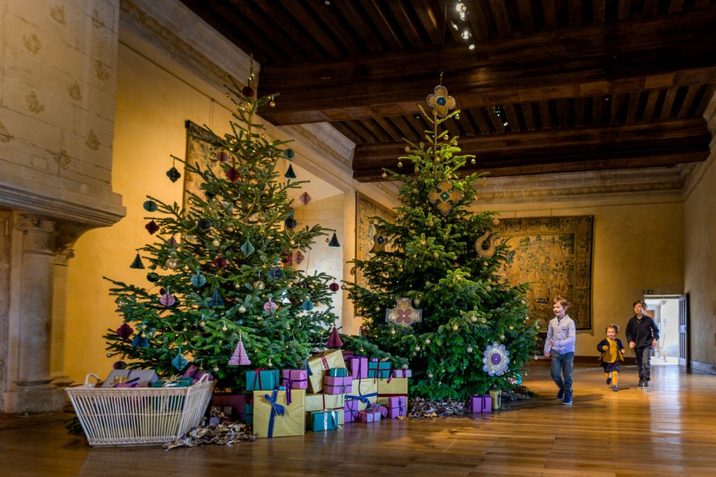 Enfants devant les sapins à Azay