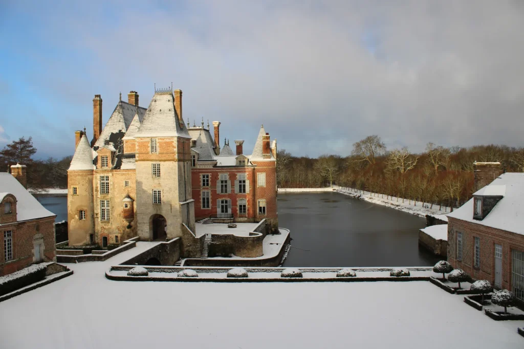 Le Château de La Bussiere sous la neige