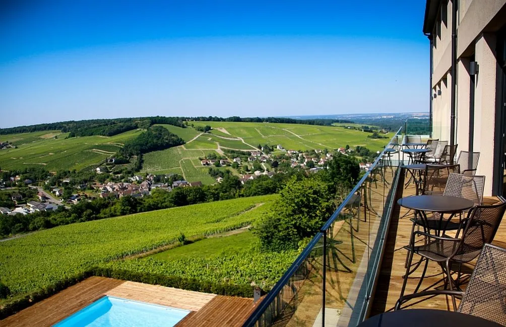 Balcon de l'hôtel avec vue sur la piscine