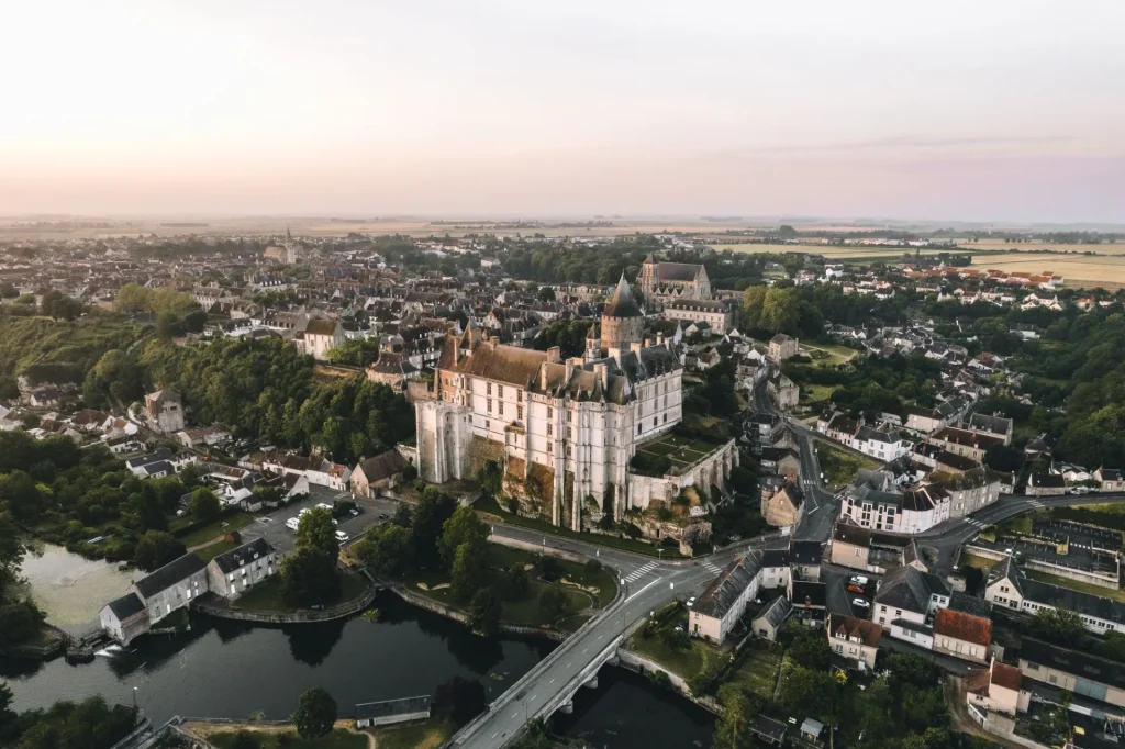 Vue aérienne sur le château et la ville de Châteaudun
