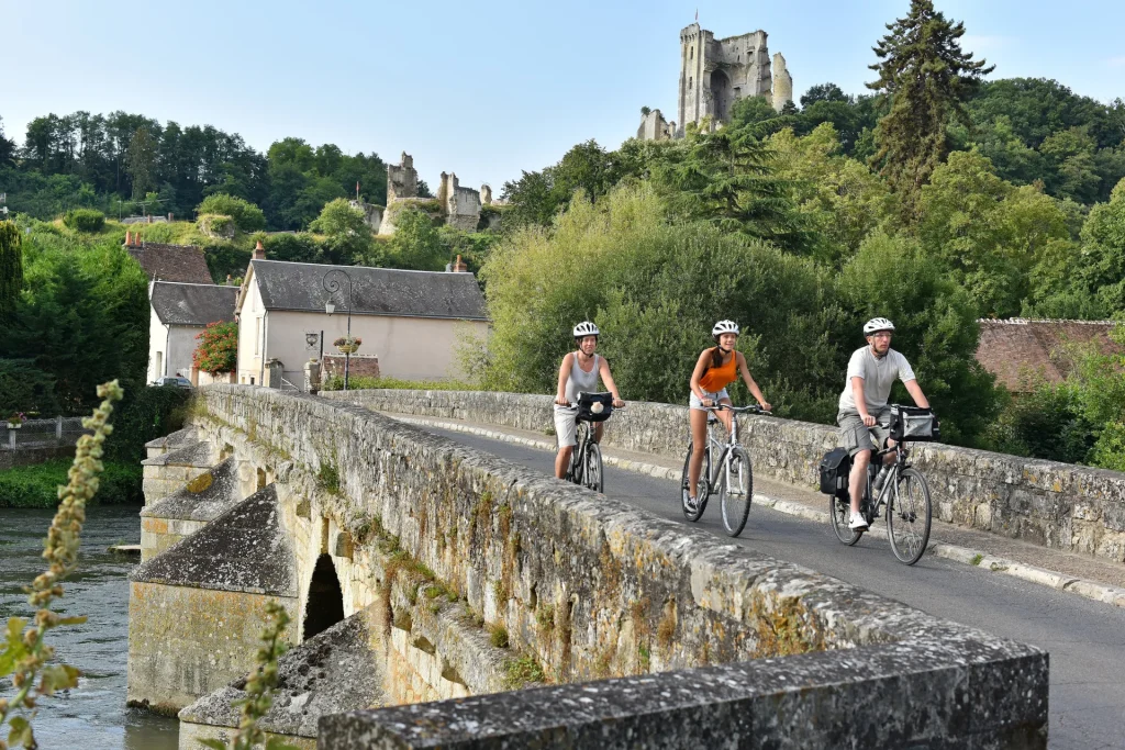 Vélos sur le pont du village de Lavardin