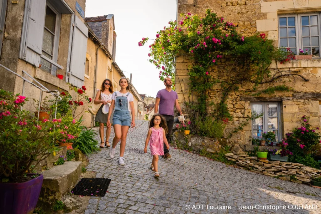 Balade en famille dans les rues de Montrésor