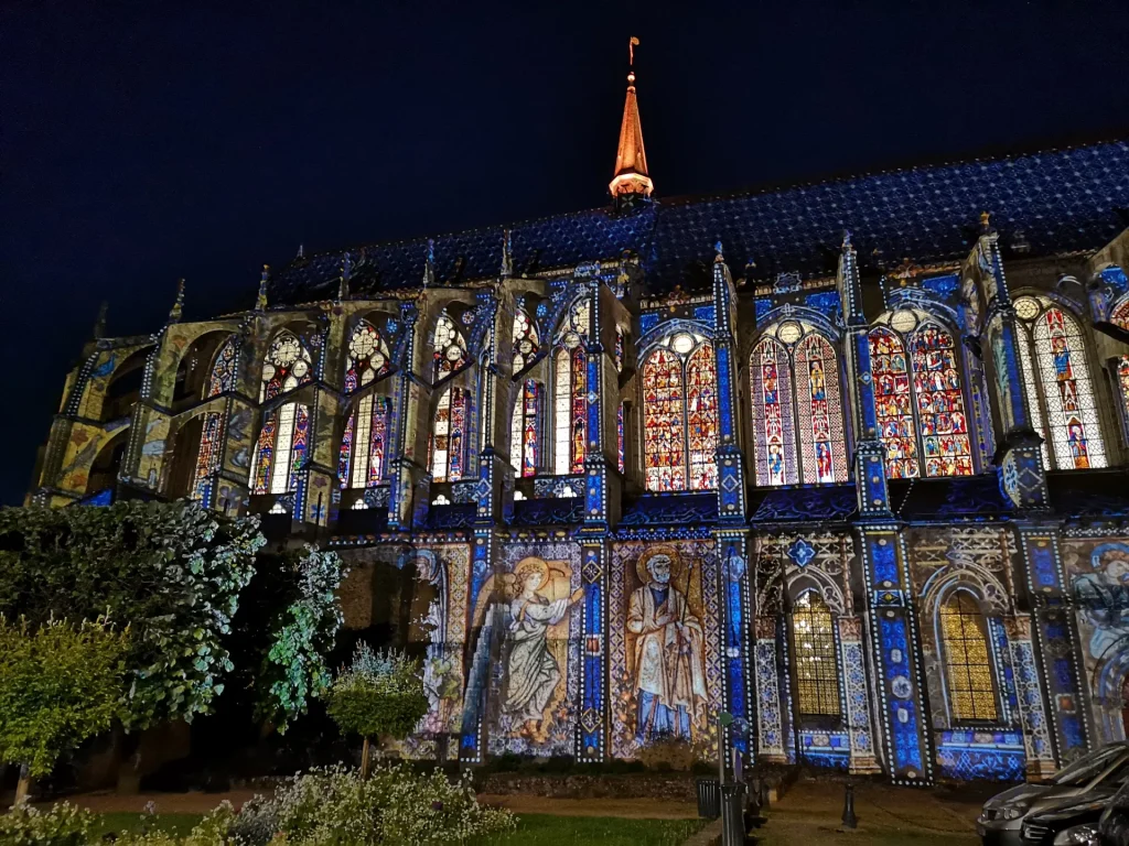 Église illuminée pendant Chartres en lumières