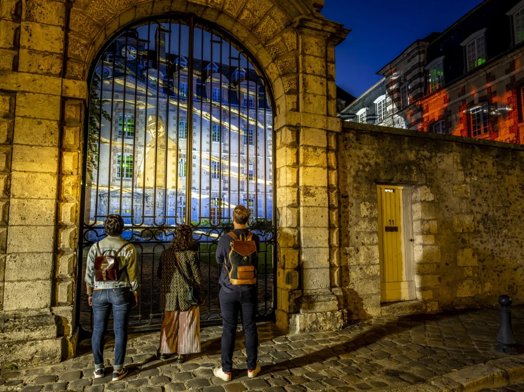 Visiteurs pendant les illuminations de Chartres en lumières