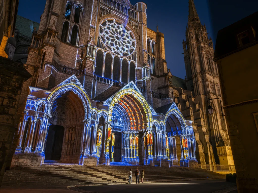 Visiteurs devant le portail de la cathédrale de Chartres pendant Chartres en lumières