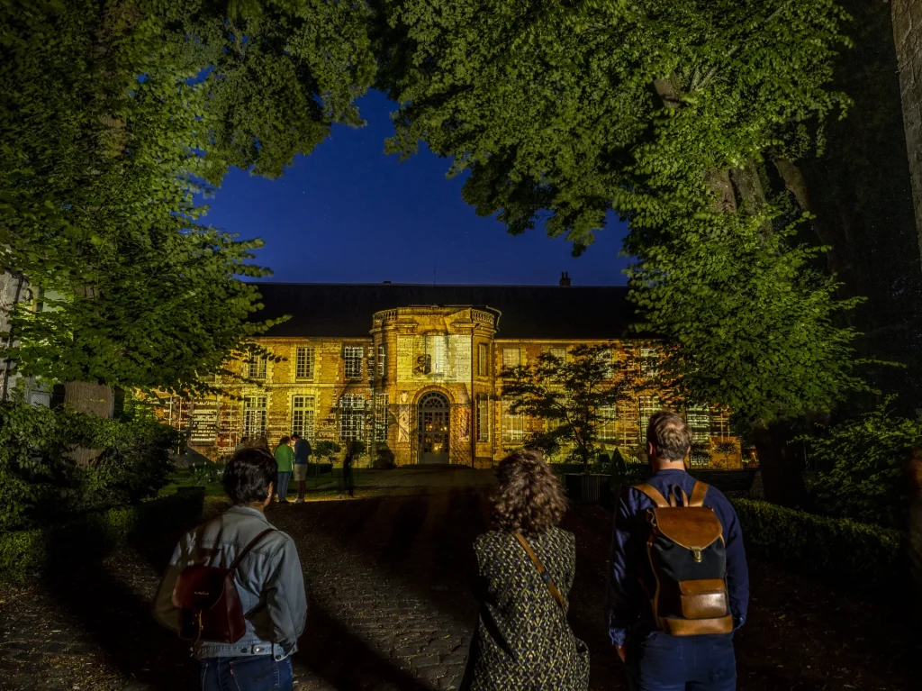 Visiteurs pendant les illuminations de Chartres en lumières