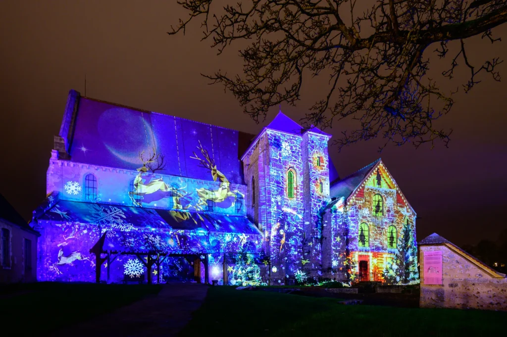 Église illuminée à l'occasion de Chartres en lumières à Noël
