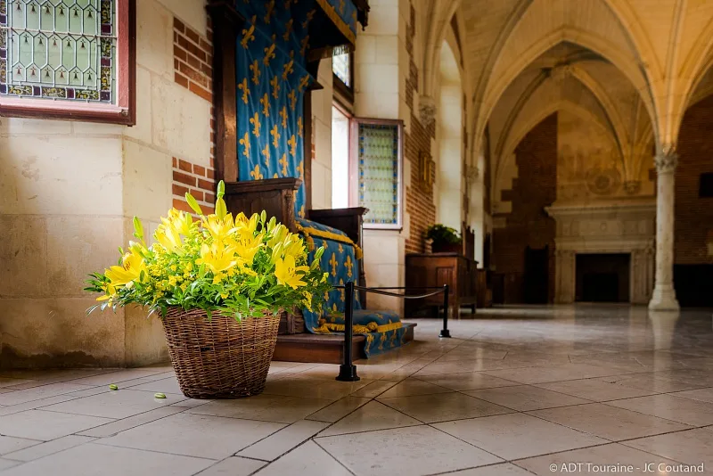 Grande salle du conseil au château royal d'Amboise avec bouquet de fleurs jaunes au premier plan