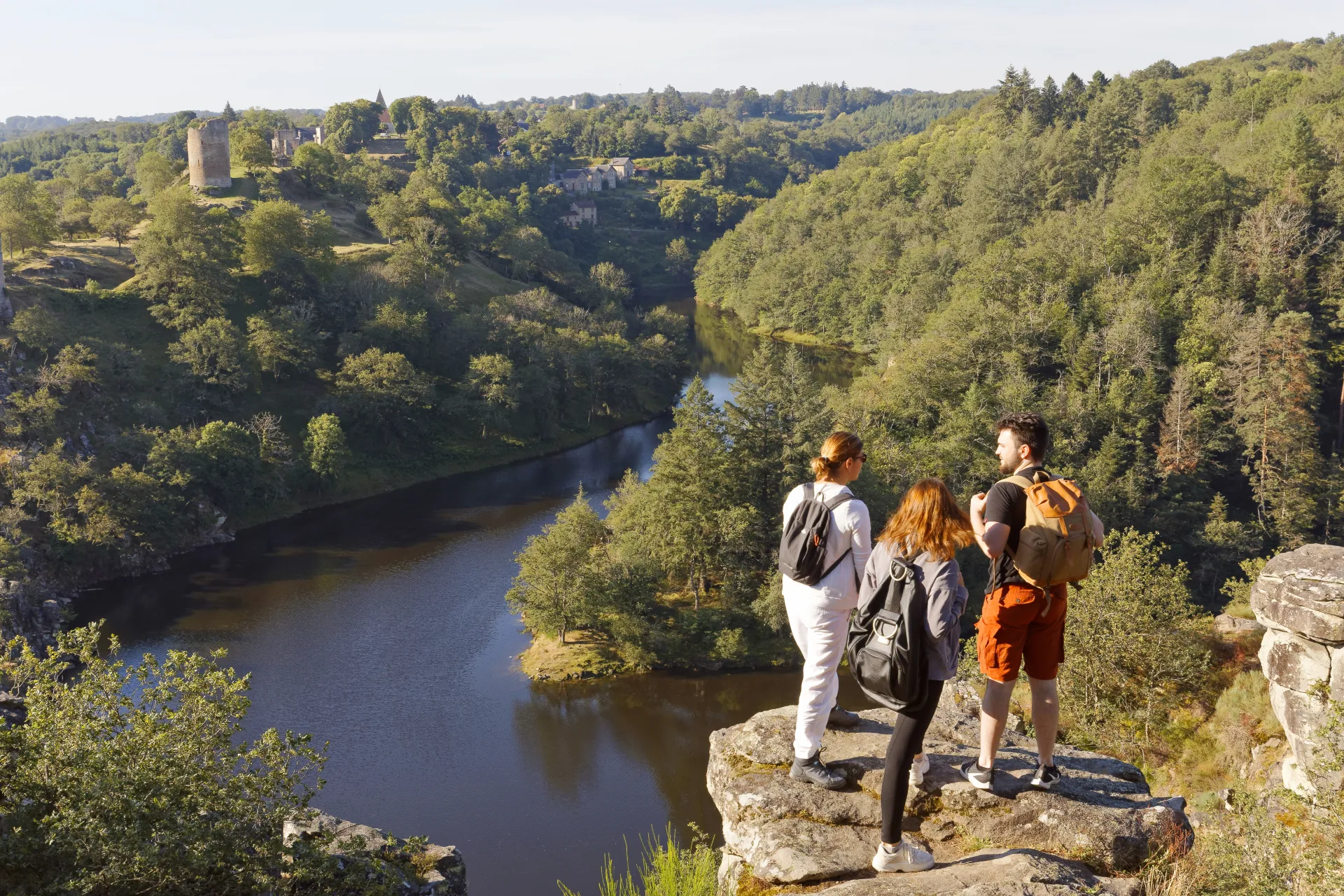 Randonneurs au rocher de la Fileuse dans la vallée de la Creuse