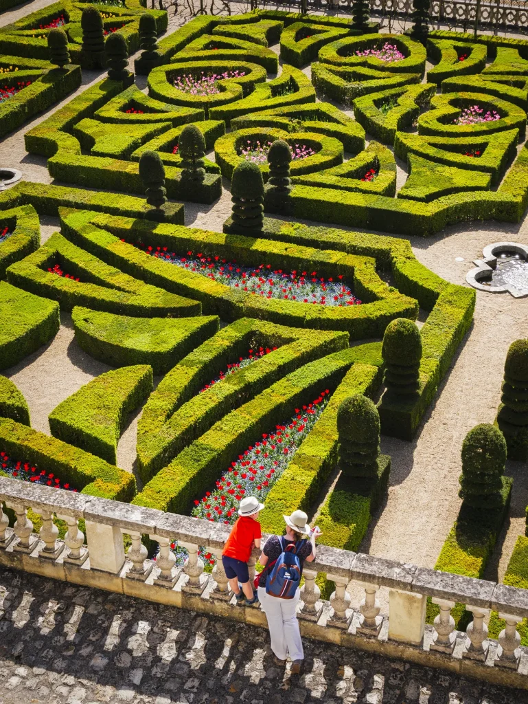 Maman et son fils dans les jardins du Château de Villandry