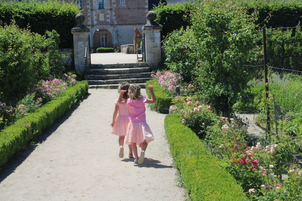 Petites filles dans une allée du jardin du château de La Bussière