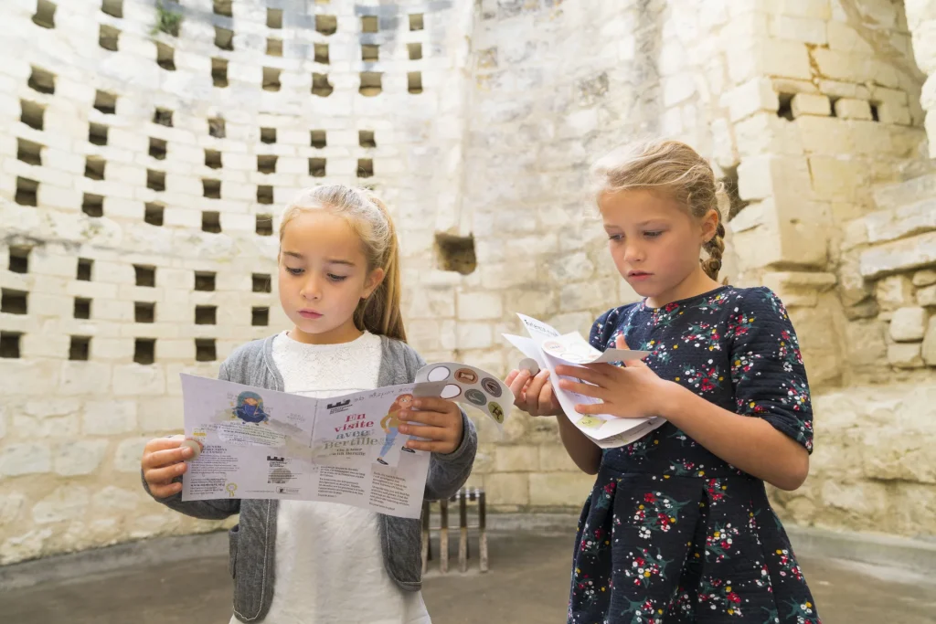 Petites filles en visite à la forteresse royale de Chinon