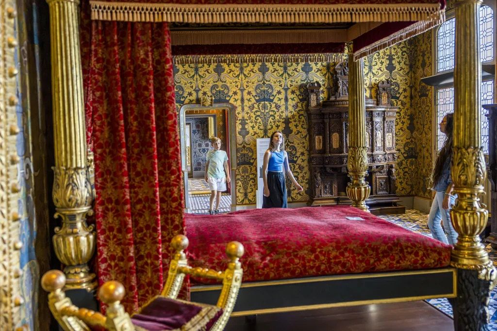 Enfants dans la chambre du Roi au château royal de Blois