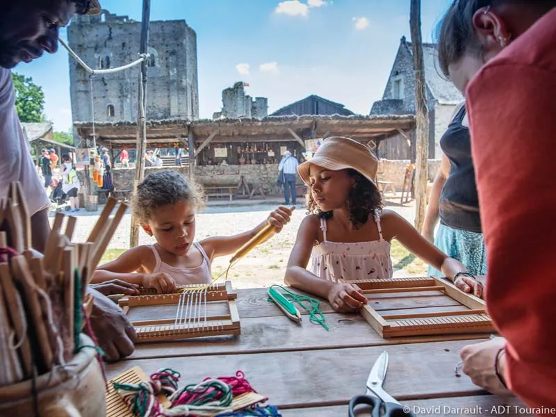 Petites filles lors d'un atelier de tissage à la Forteresse de Montbazon