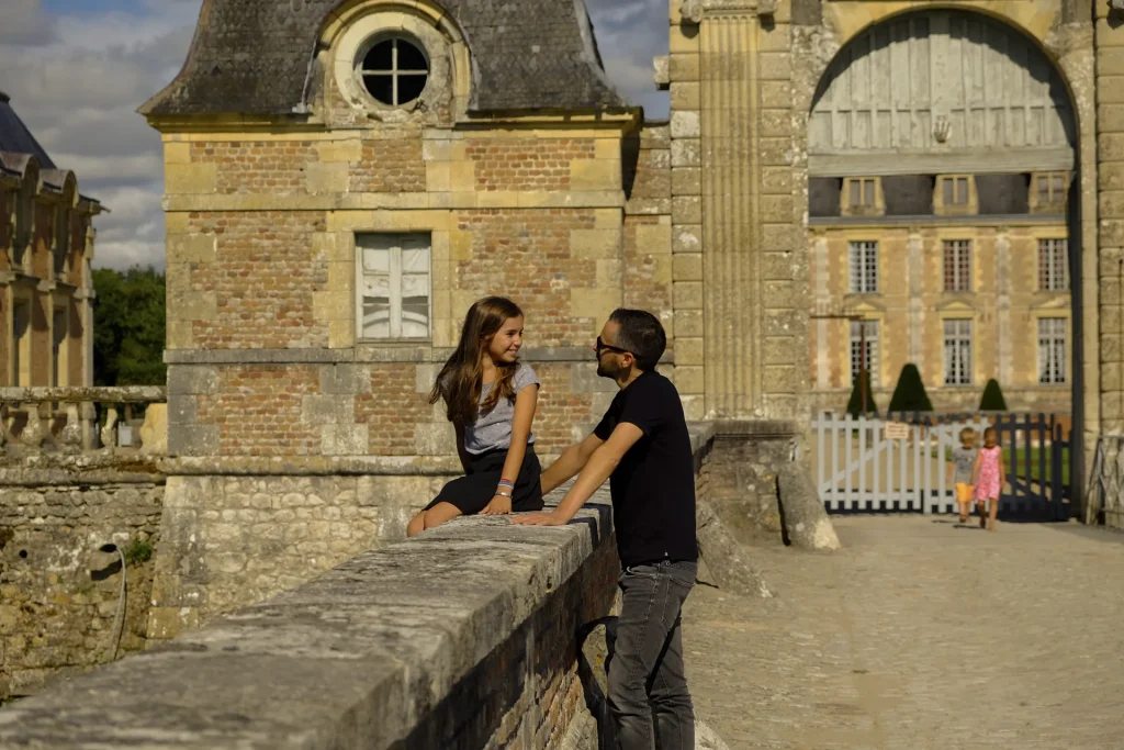 Famille devant le château de La Ferté Saint-Aubin