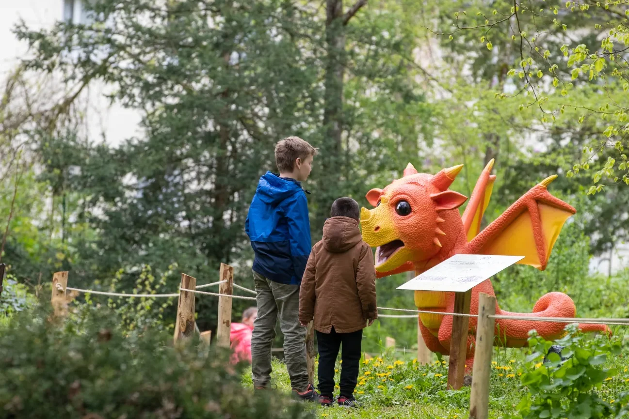 Enfants qui découvrent le parcours La Terre des Dragons dans le parc du Château de Meung-sur-Loire