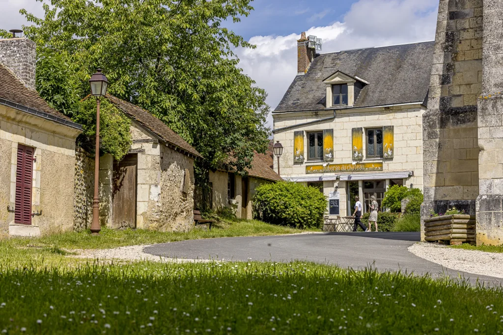 Deux personnes en balade dans le village de Trôo