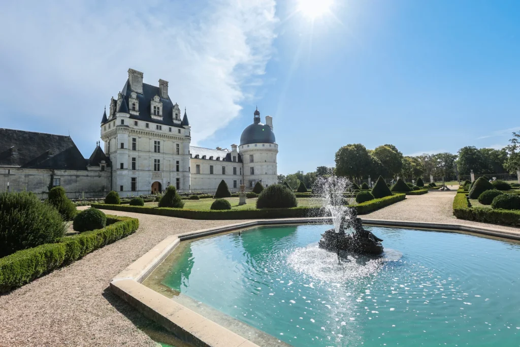 Extérieur du château de Valençay bassin et jet d'eau