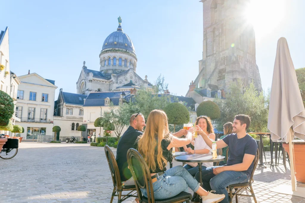 Personnes en terrasse à Tours