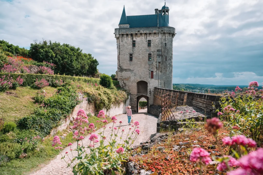 Femme à la Forteresse royale de Chinon