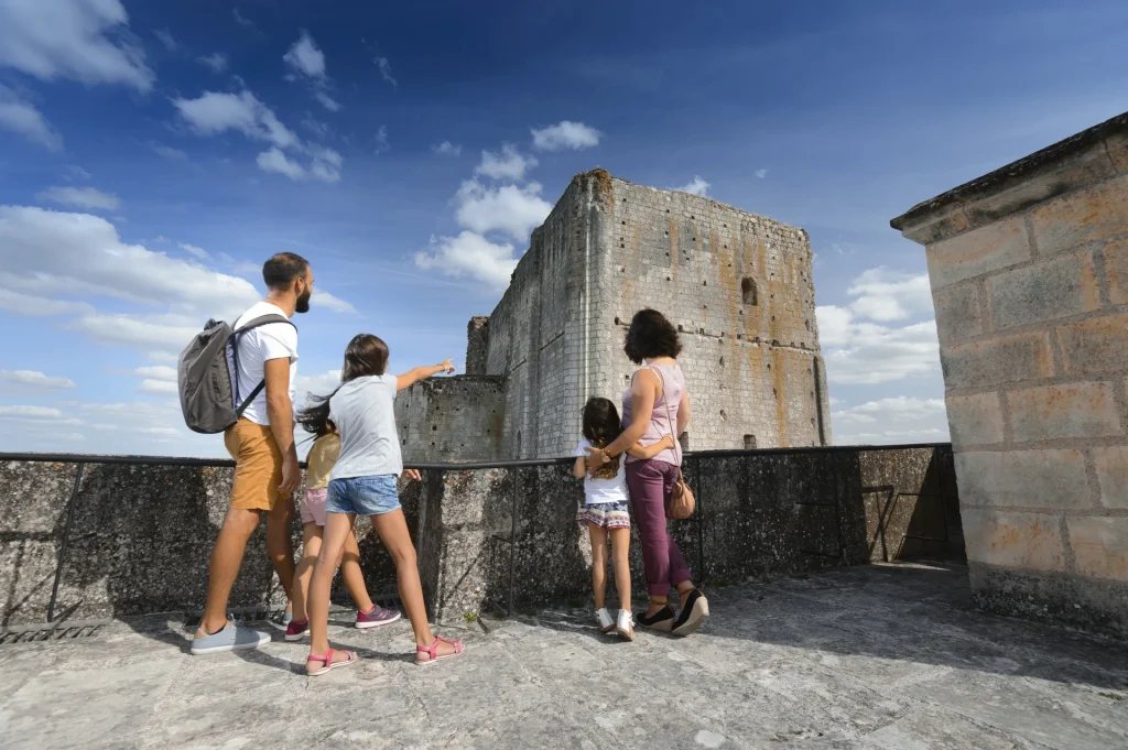 Famille en visite à la Cité royale de Loches