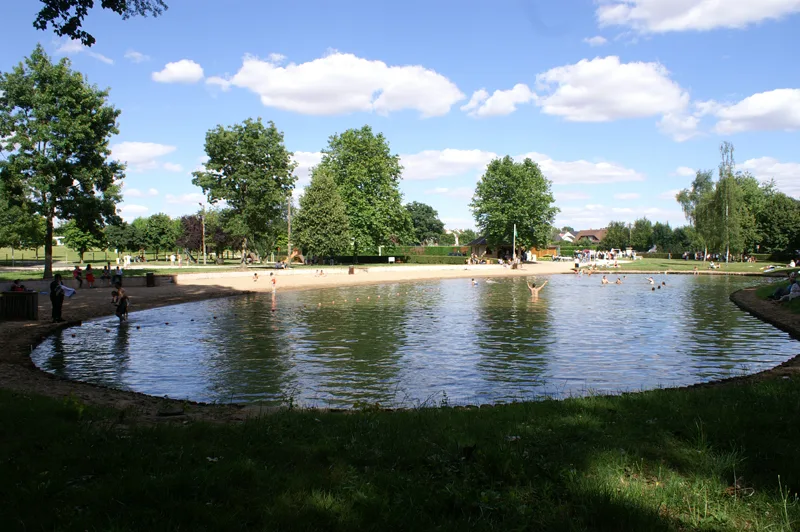 Plan d'eau de la zone de loisirs d'Arrou
