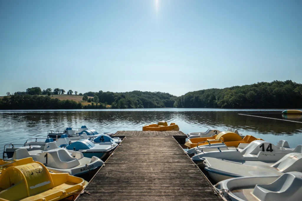 Ponton et pédalos au Lac de Sidiailles