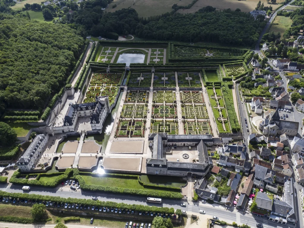 Vue aérienne du château et des jardins de Villandry