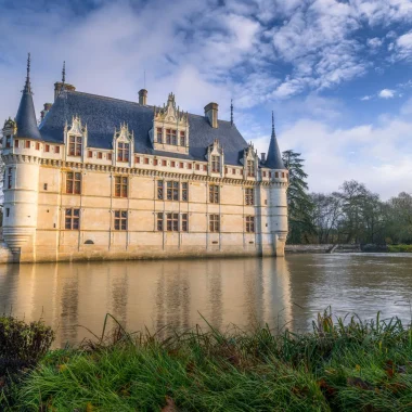 Le chateau d'Azay-le-Rideau qui se reflète dans l'eau