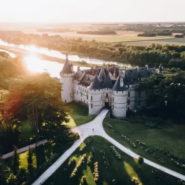 Vue aérienne du Chateau de Chaumont-sur-Loire le soir, au coucher du soleil