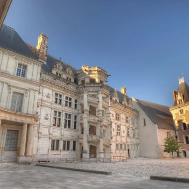 Cour intérieure et l'escalier au Chateau royal de Blois