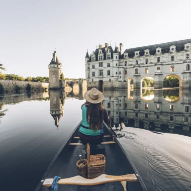 Jeune femme en canoë devant le Chateau de Chenonceau