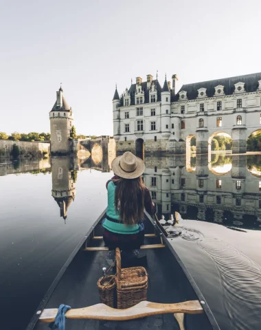 Jeune femme en canoë devant le Chateau de Chenonceau