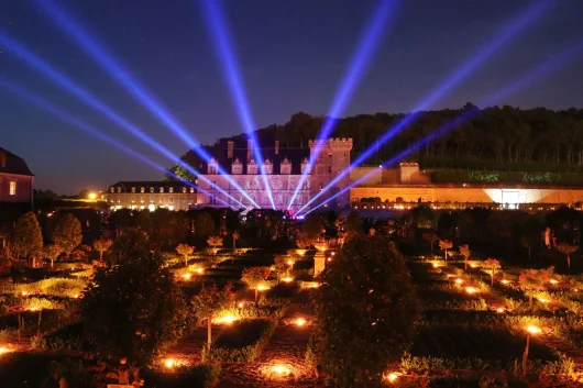 Nuit des Mille Feux à Villandry, rayons lumineux dans les jardins du chateau