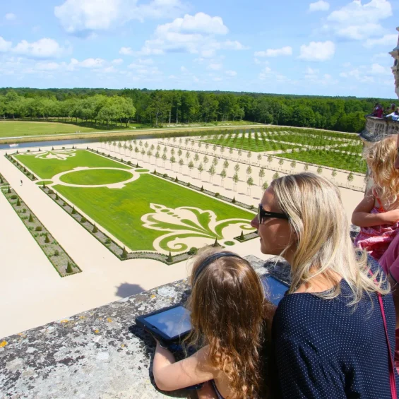 Famille sur les terrasses du chateau de Chambord