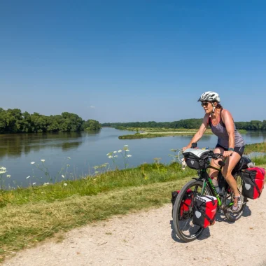 Cycliste le long de la Loire à Sandillon