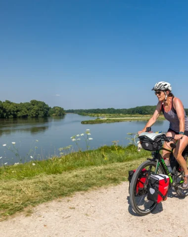Cycliste le long de la Loire à Sandillon