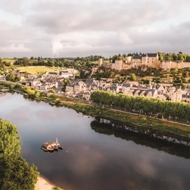 Vue de loin de la ville de Chinon, la Forteresse et la Vienne