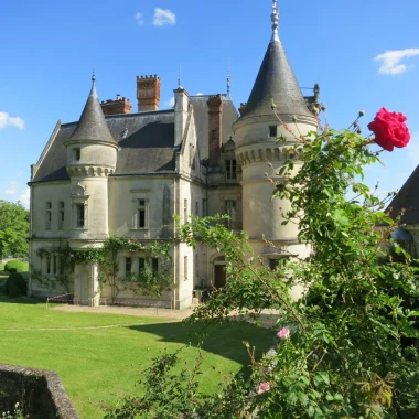 Le chateau de la Bourdaisière vu depuis le jardin, une rose au premier plan
