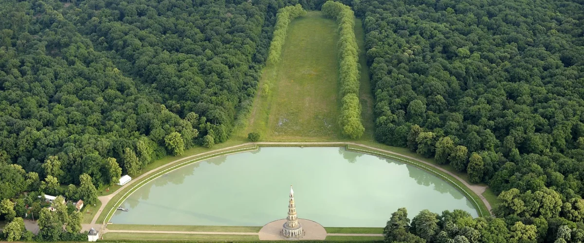 Vue aérienne de la Pagode avec le plan d'eau à son pied et le parc tout autour
