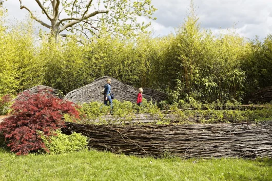 Visiteurs dans les allées du parc, plantation de bambous au fond