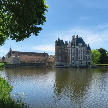 Le chateau se reflète dans l'eau