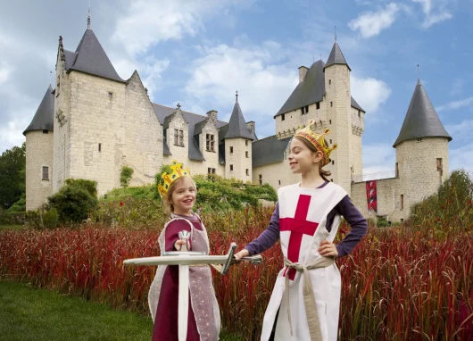 enfants déguisés en chevaliers devant le chateau