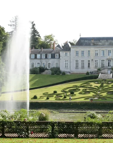 Allée du parc floral avec un geyser devant les pelouses décorées