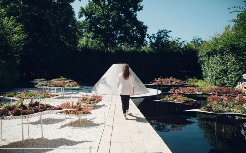 Femme de dos se baladant au Festival International des Jardins de Chaumont-sur-Loire